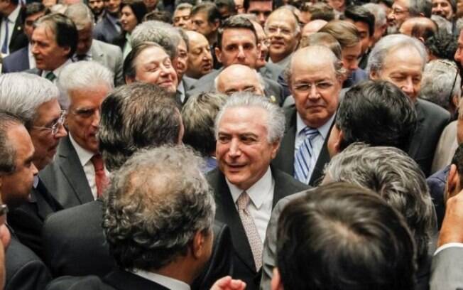 Michel Temer (MDB) toma posse após Congresso afastar a presidente Dilma Rousseff (PT)