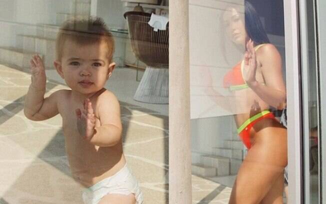 Montagem mostra mãe e filha com poses idênticas