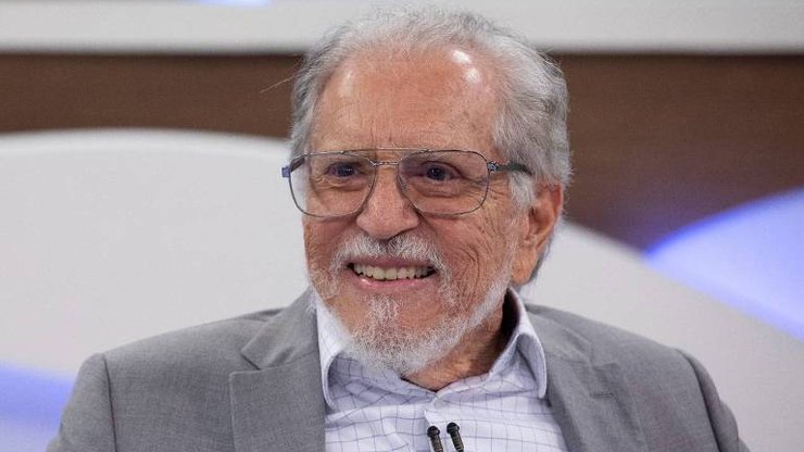 Carlos Alberto de Nóbrega recebe alta após quatro dias internado