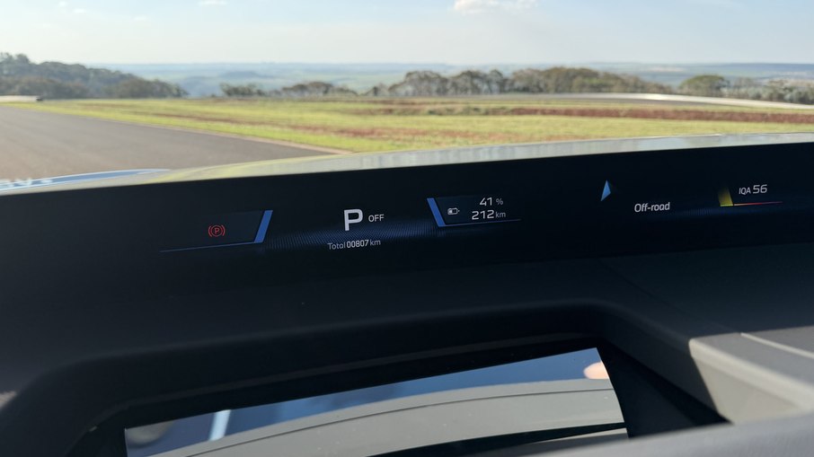 BMW Panoramic Vision projeta informações na base do para-brisa e substitui o quadro de instrumentos tradicional. BMW Panoramic Vision projeta informações na base do para-brisa e substitui o quadro de instrumentos tradicional.