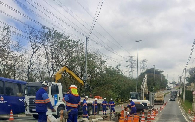 Alphaville: trânsito flui com 2 faixas interditadas na Yojiro Takaoka