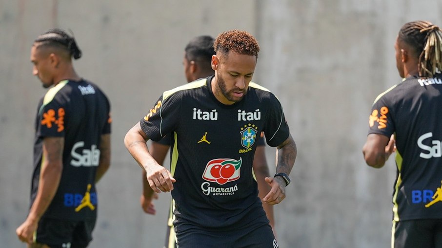 Neymar volta a trabalhar com os demais jogadores da seleção brasileira