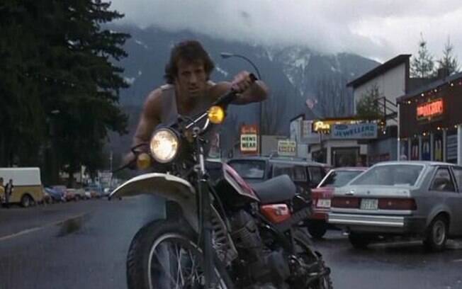 Rambo roubando uma Yamaha XT 250 para fugir do xerife
