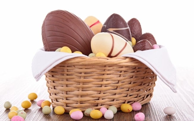 Aprenda como montar uma cesta de chocolate para presentear na Páscoa