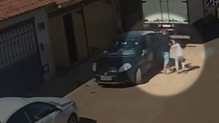 Homem invade casa da ex e leva filhas à força para carro