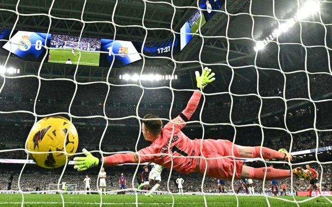 Vinícius Júnior marca de pênalti em clássico entre Real Madrid e Barcelona pelo Campeonato Espanhol