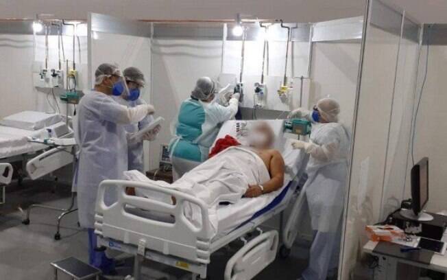 Paciente no hospital de campanha da Prefeitura do Rio, no Riocentro, recebe os primeiros pacientes