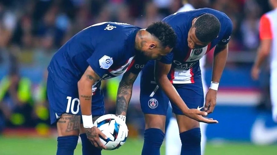 Neymar e Mbappé protagonizaram polêmica em batida de pênalti no último jogo do PSG