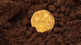 Arqueólogo encontra rara moeda de ouro medieval