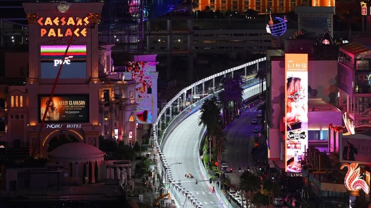 Circuito bilionário de Las Vegas sofre com bueiro solto na pista