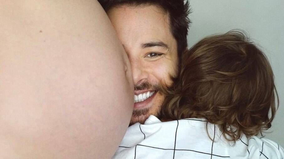Junior Lima posta foto com o filho ao lado do barrigão de grávida de Monica Benini