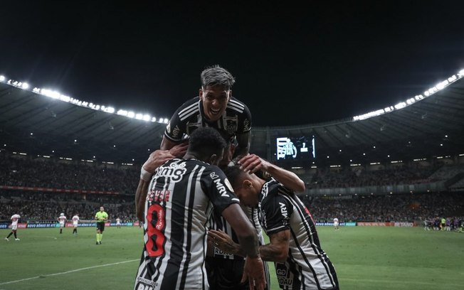 Atlético-MG vence o São Paulo e mantém sonho do título vivo