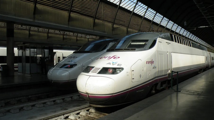 Os trens de alta velocidade da empresa espanhola Renfe são conhecidos como AVE