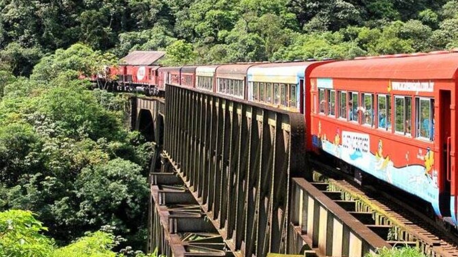 Trecho da viagem de trem entre Curitiba e Morretes, no estado do Paraná.