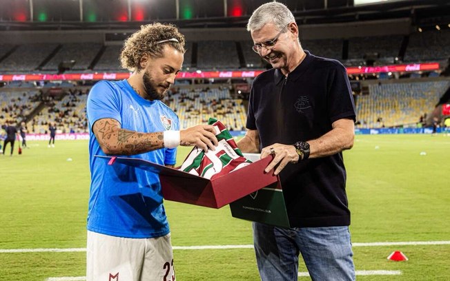 Guga recebe camisa personalizada pelos 150 jogos pelo clube