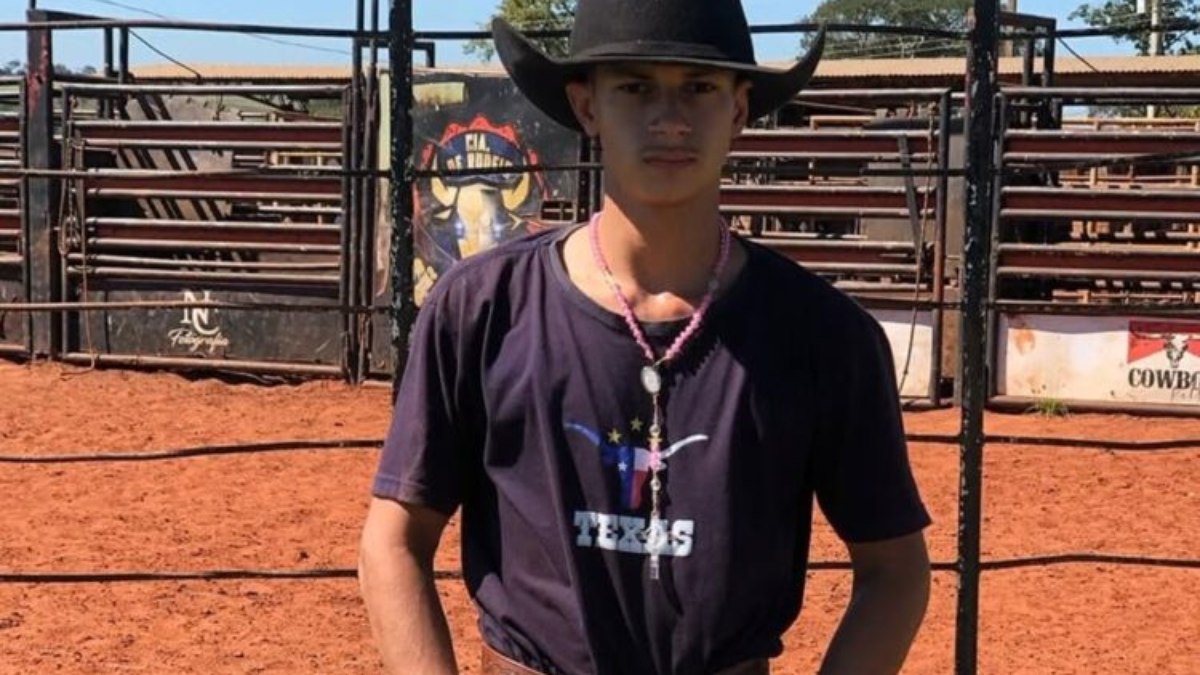 Peão morre após cair de touro em rodeio de Goiás aos 18 anos Peão morre após cair de touro em rodeio de Goiás aos 18 anos