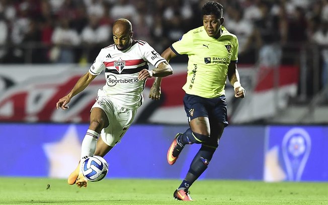 Lucas Moura parte para o ataque e recebe forte marcação da LDU Lucas Moura parte para o ataque e recebe forte marcação da LDU