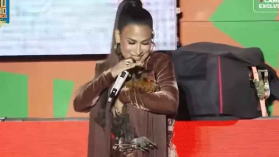 Simone Mendes ganha galinha em show Simone Mendes ganha galinha em show