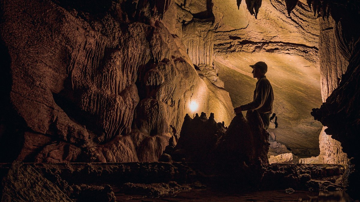 Cientista perde noção do tempo após 2 meses isolado em caverna