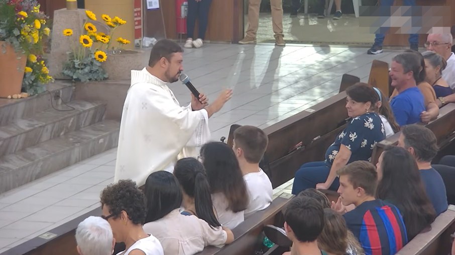 Padre paralisa missa para falar dos gols de Ferreirinha