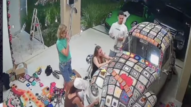 Fusca de Crochê: Michele Andrade Veste Carro Clássico com Arte Têxtil e Encanta a Web