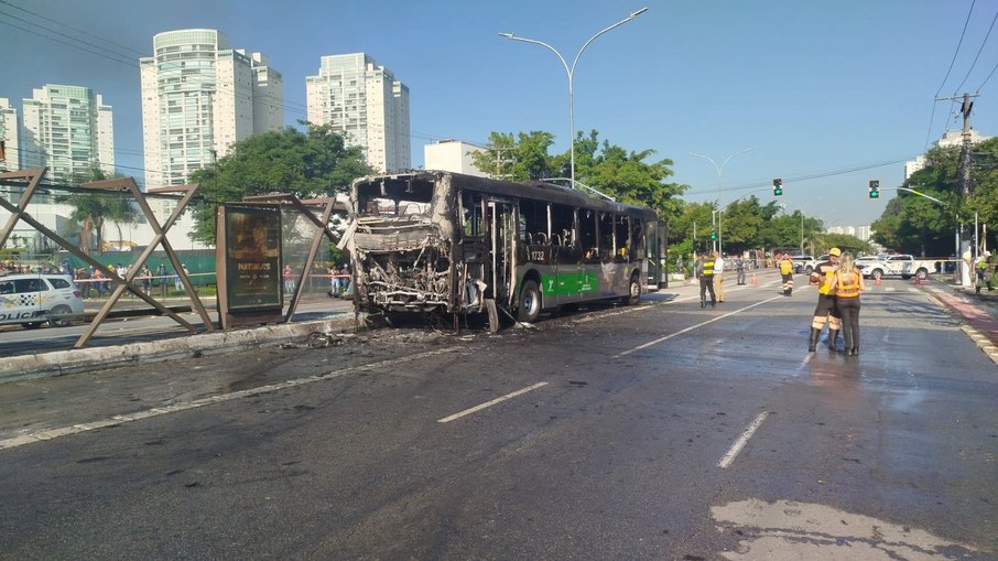Avenida onde avião caiu é uma das principais da zona oeste Avenida onde avião caiu é uma das principais da zona oeste