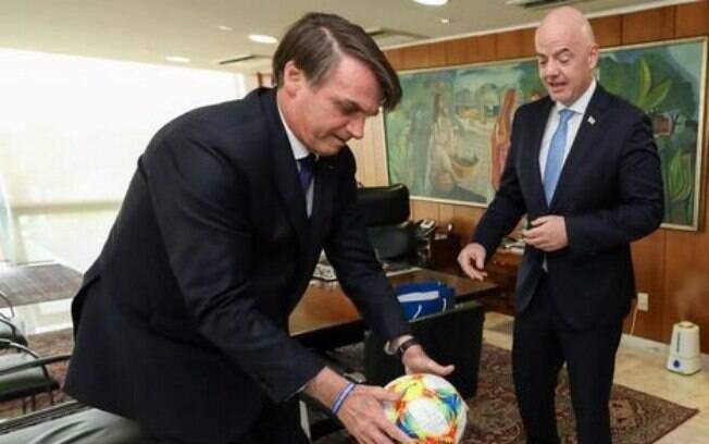 Presidente Bolsonaro recebeu o presidente da Fifa, Gianni Infantino, em Brasília para discutirem sobre futebol