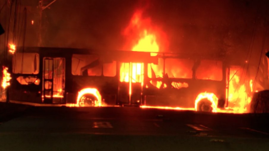 Ônibus destruído pelo incêndio criminoso em João Pessoa 