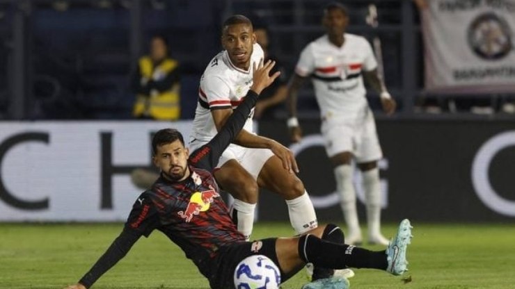 Andr%C3%A9%20Silva%20salva%2C%20S%C3%A3o%20Paulo%20busca%20empate%20com%20Bragantino%20e%20evita%20o%20Z4