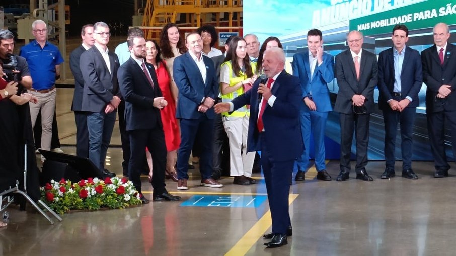 Presidente Lula discursa em cerimônia na CRRC