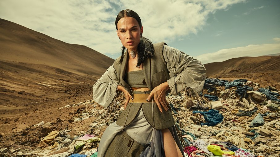 Lixão do Atacama recebe primeiro desfile de moda para alertar sobre descarte incorreto de roupas