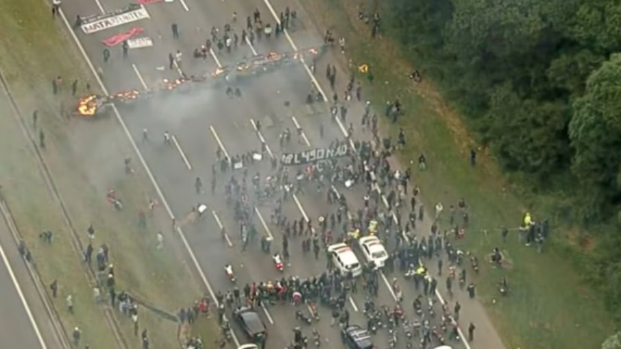 Indígenas protestando na Rodovia dos Bandeirantes