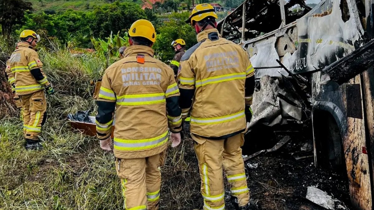 Acidente de ônibus em rodovia mineira deixa 41 mortos