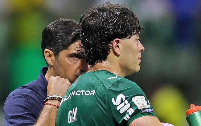Giay durante a comemoração de um de seus gols no Dérbi deste domingo (11)