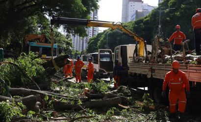 Mais de 700 mil seguem sem luz após ciclone em São Paulo