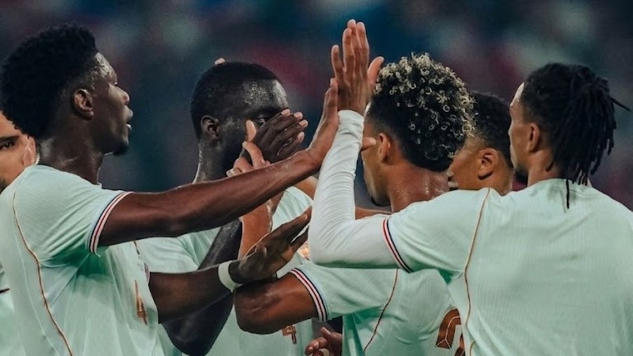 Seleção francesa comemora gol contra a Irlanda do Norte