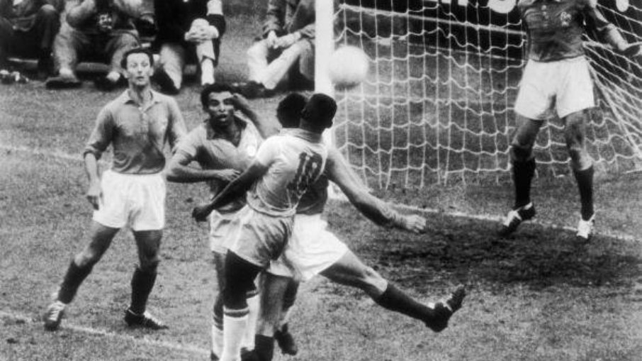 Brasil e França jogaram a semifinal da Copa de 1958, na Suécia. O Brasil venceu por 5 a 2, gols de Vavá, Didi e Pelé (3). Fontaine e Piantoni marcaram para a França. Brasil e França jogaram a semifinal da Copa de 1958, na Suécia. O Brasil venceu por 5 a 2, gols de Vavá, Didi e Pelé (3). Fontaine e Piantoni marcaram para a França.