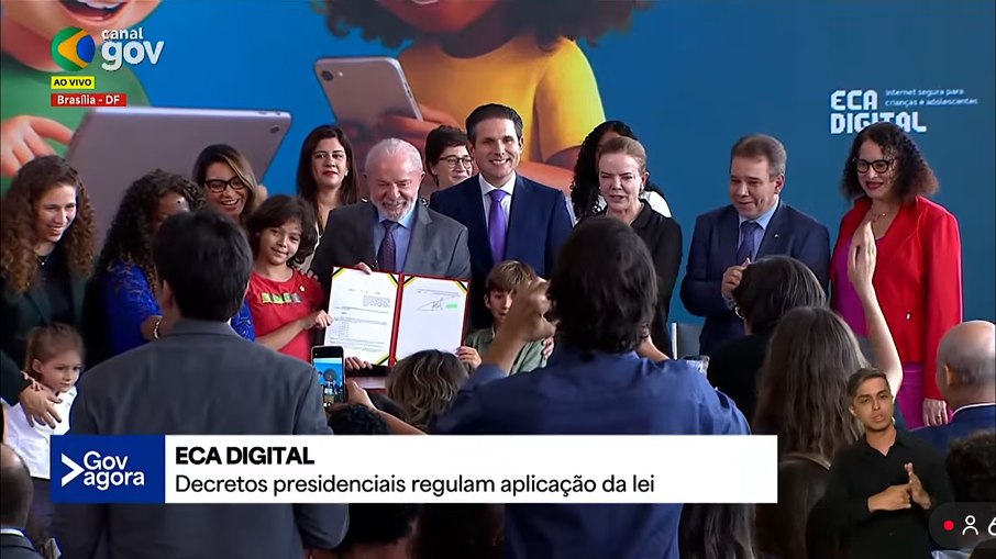 Lula assinando o decreto do ECA Digital