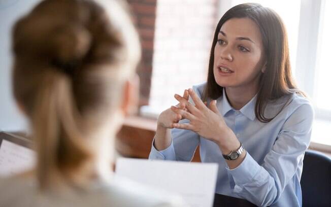 Na entrevista de emprego é necessário observar atitudes e gestos, além das respostas