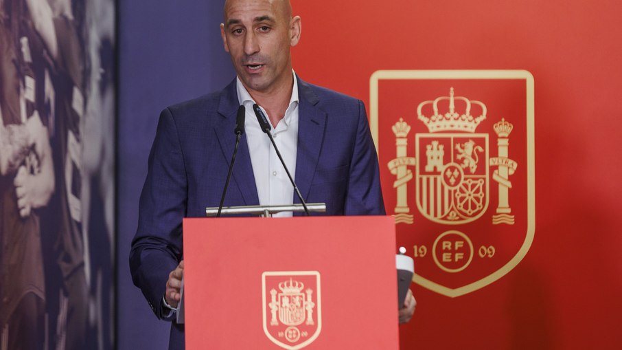 Luis Rubiales foi afastado de cargo após beijo em jogadora espanhola