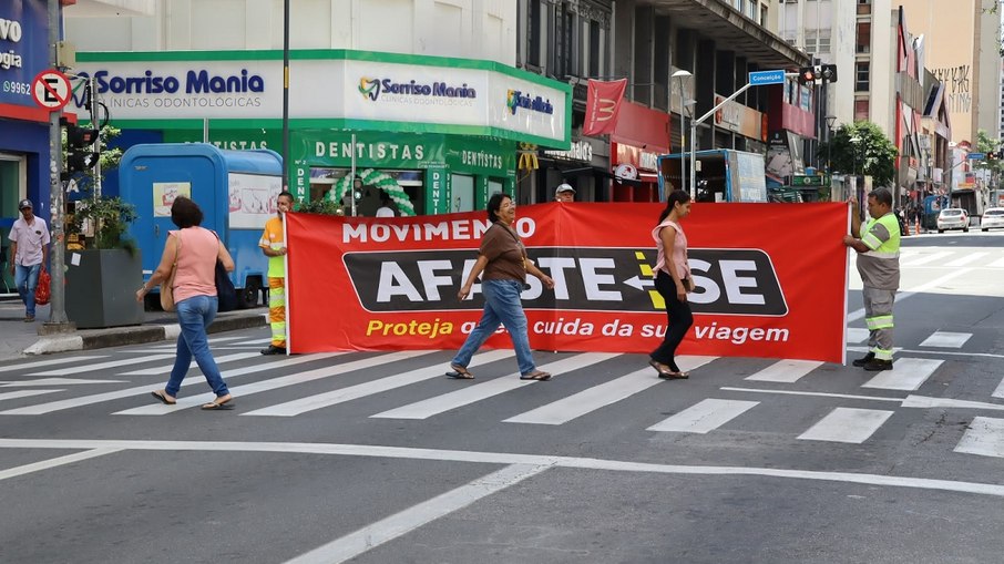 Movimento Afaste-se no centro de Campinas