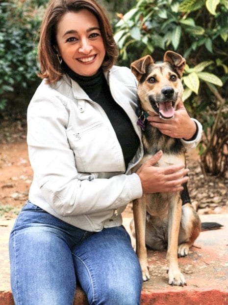 A apresentadora Catia Fonseca posa com o cachorrinho de estimação