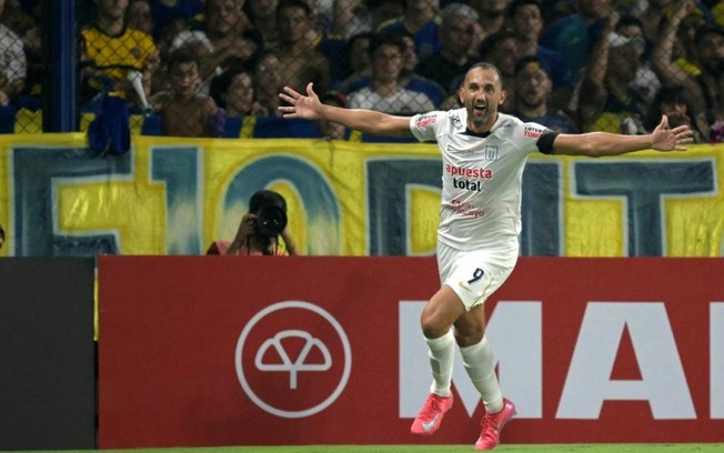 O atacante argentino Hernan Barcos, do Alianza Lima, comemora um gol contra o Boca Juniors durante uma partida da Copa Libertadores no estádio La Bombonera, em Buenos Aires, em 10 de março de 2025. O atacante argentino Hernan Barcos, do Alianza Lima, comemora um gol contra o Boca Juniors durante uma partida da Copa Libertadores no estádio La Bombonera, em Buenos Aires, em 10 de março de 2025.