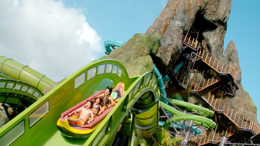 A Krakatau Aqua Coaster, uma montanha-russa aquática que combina subidas íngremes e descidas emocionantes