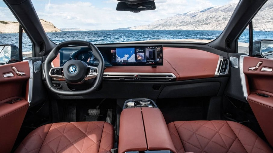 BMW iX vem com interior minimalista e uma longa tela que ocupa quase toda a extensão do painel