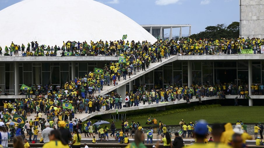 Golpistas invadindo o Congresso, STF e Palácio do Planalto no dia 8 de janeiro