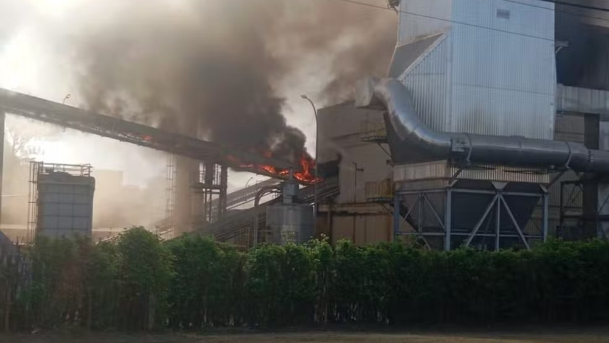 Moradores registraram o incêndio na área externa da unidade Moradores registraram o incêndio na área externa da unidade