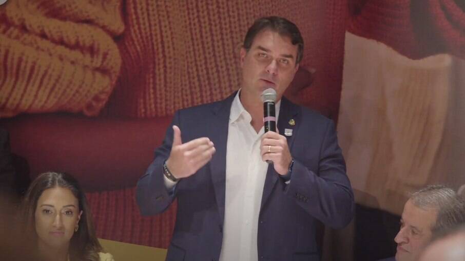 Flavio Bolsonaro em evento que marcou a filiação de Jair Bolsonaro ao PL