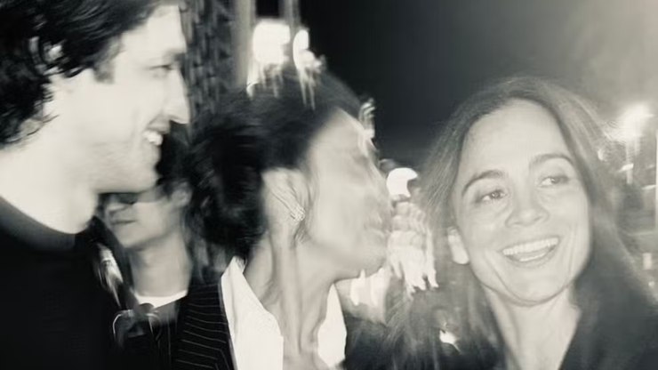 Juliana%20Paes%20aproveita%20noite%20em%20Cannes%20com%20colegas%20de%20elenco