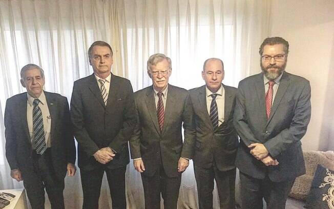 Bolsonaro ao lado do assessor de segurança nacional dos EUA, acompanhado por alguns dos seus futuros ministros